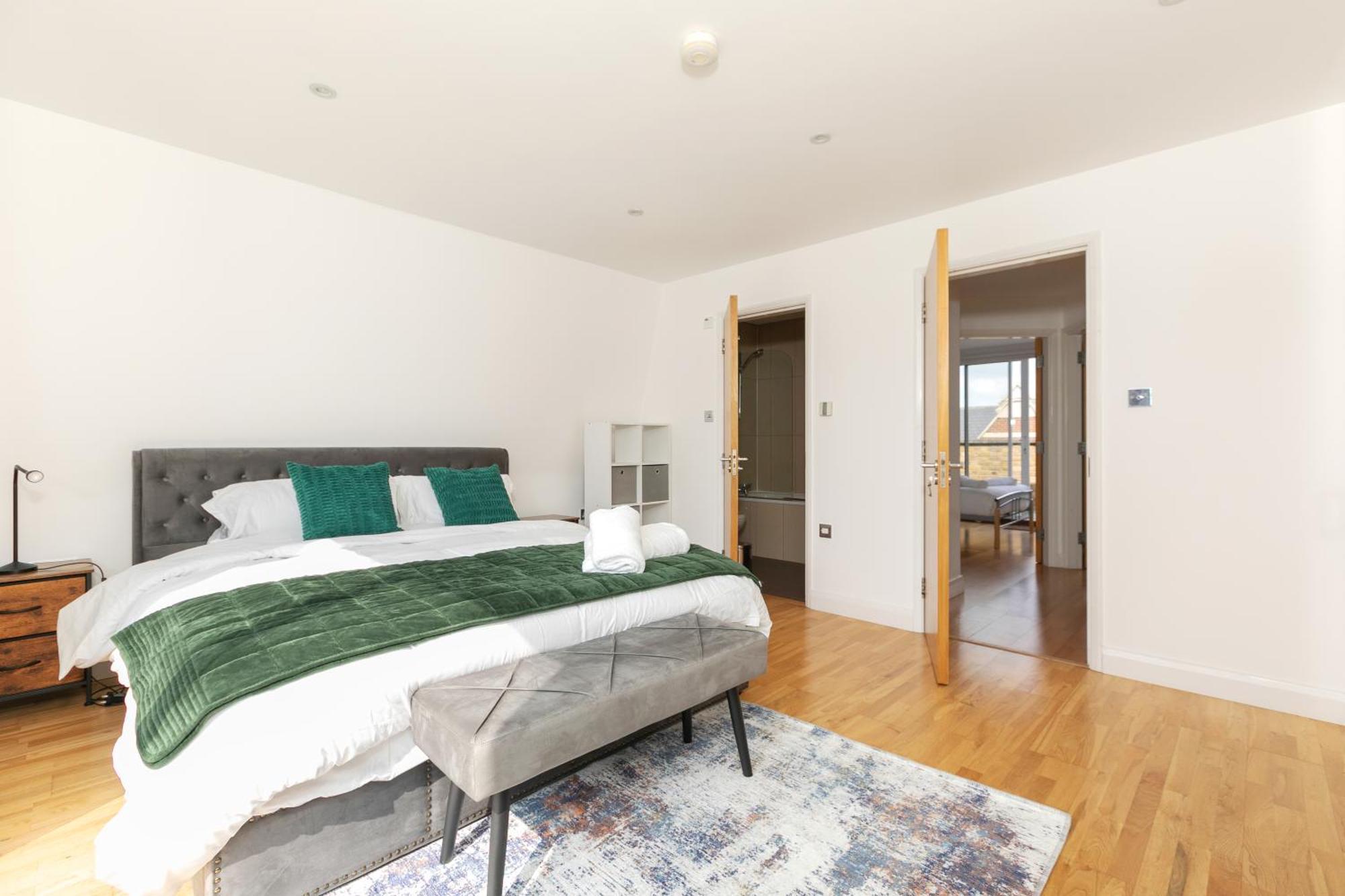 Shoreditch 3 Bedroom Large Lr 2 Balconies *